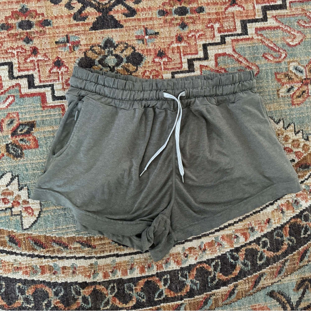 Vuori Shorts